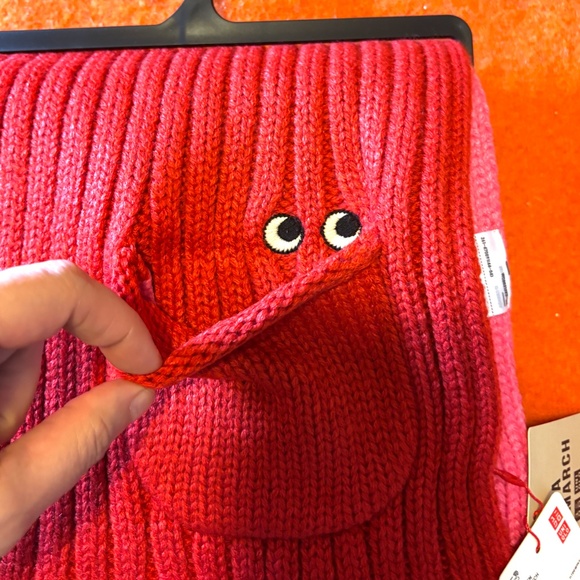 Anya Hindmarch Uniqlo red & pink touch of wool heattech knitted stole scarf NWT - Picture 4 of 9